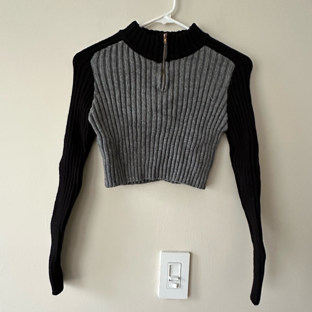 Women’s Ribbed Black And Grey Mock Neck Cropped Long Sleeve Sweater Size Small